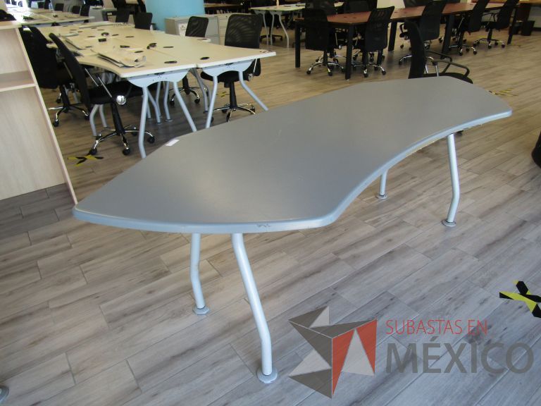Lote 163 - Mesa de trabajo, patas metálicas cubierta color gris - Imagen 10