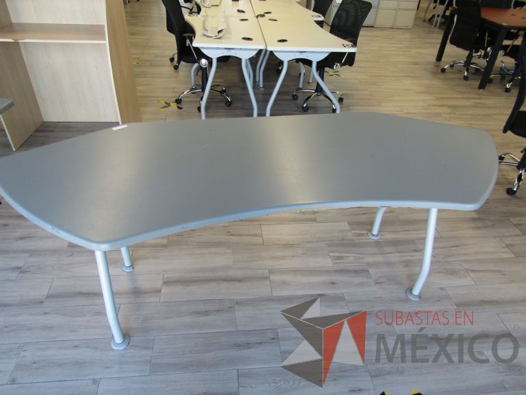 Lote 163 - Mesa de trabajo, patas metálicas cubierta color gris - Imagen 9