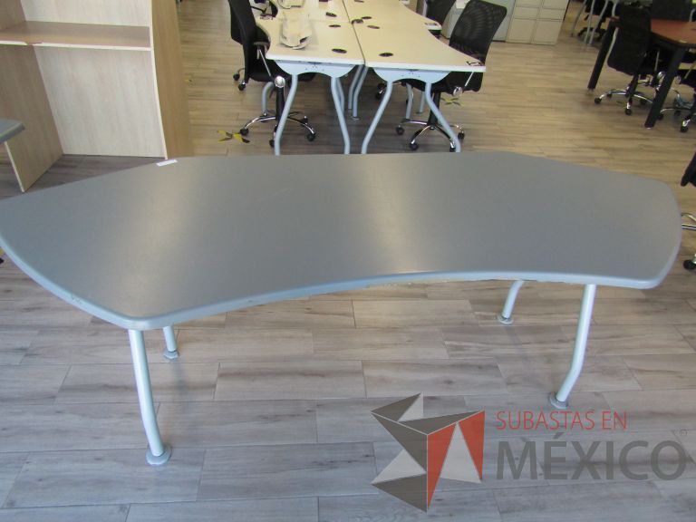 Lote 163 - Mesa de trabajo, patas metálicas cubierta color gris - Imagen 8