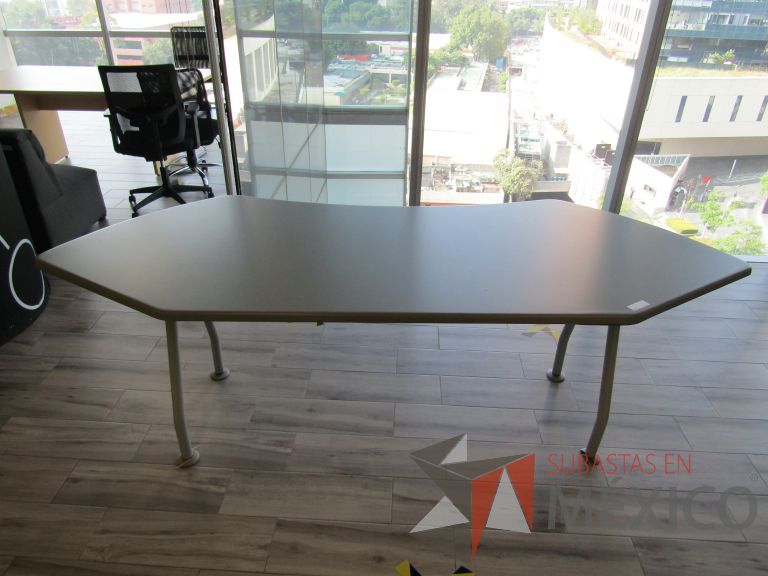 Lote 163 - Mesa de trabajo, patas metálicas cubierta color gris - Imagen 7