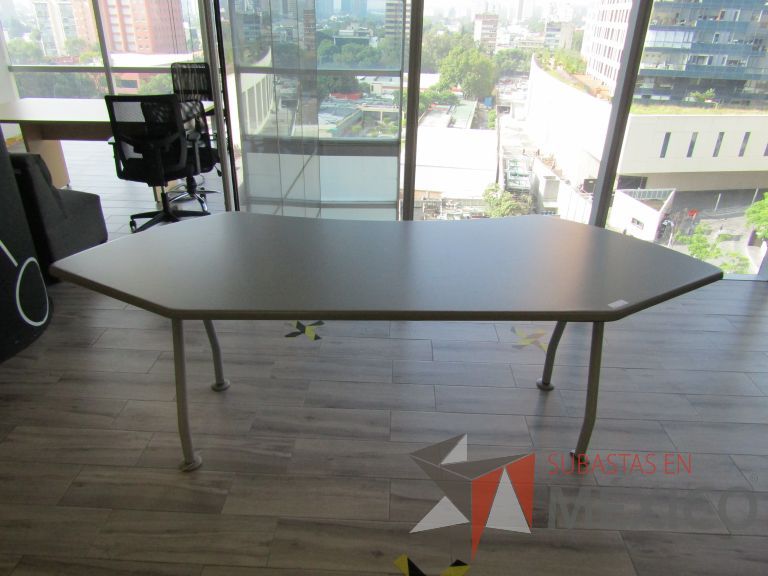 Lote 412 - Mesa de trabajo, patas metálicas cubierta color gris - Imagen 7