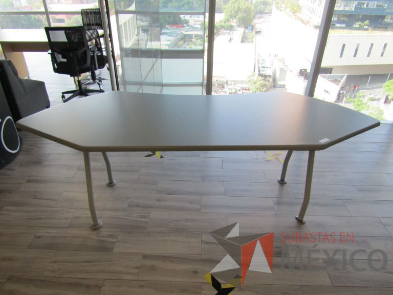 Lote 412 - Mesa de trabajo, patas metálicas cubierta color gris - Imagen 6