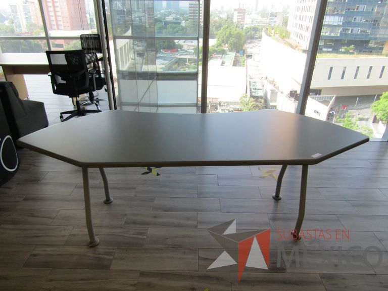 Lote 163 - Mesa de trabajo, patas metálicas cubierta color gris - Imagen 4