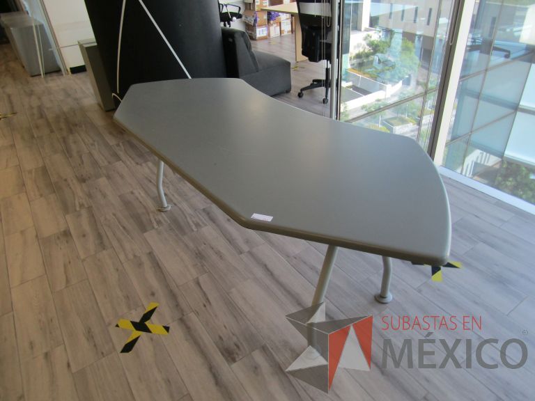 Lote 163 - Mesa de trabajo, patas metálicas cubierta color gris - Imagen 3