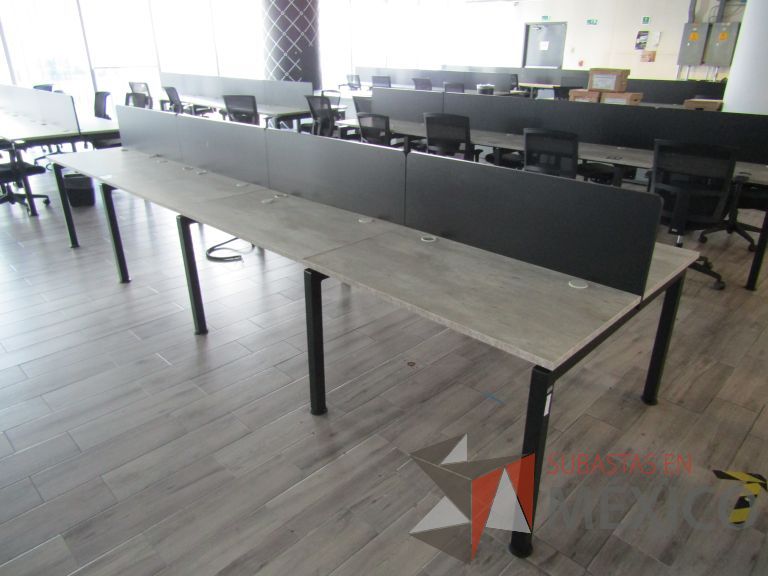 Lote 059 - Estación de trabajo para 8 personas con divisiones y orificios para cable