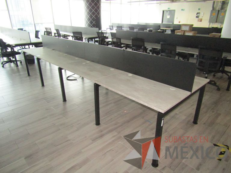 Lote 059 - Estación de trabajo para 8 personas con divisiones y orificios para cable - Imagen 11