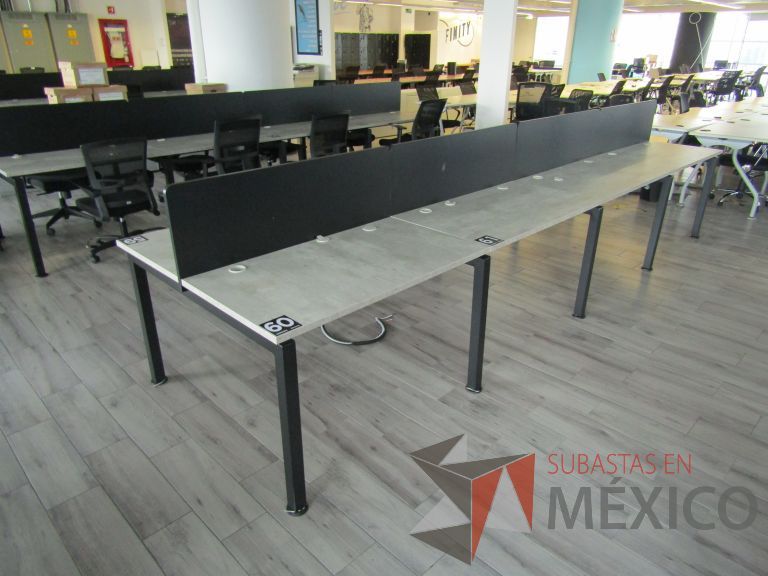 Lote 059 - Estación de trabajo para 8 personas con divisiones y orificios para cable - Imagen 17