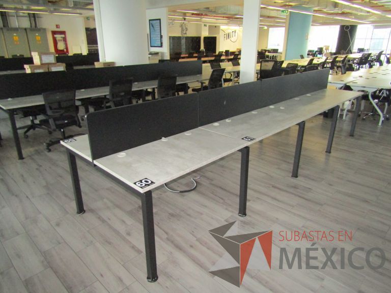 Lote 059 - Estación de trabajo para 8 personas con divisiones y orificios para cable - Imagen 2