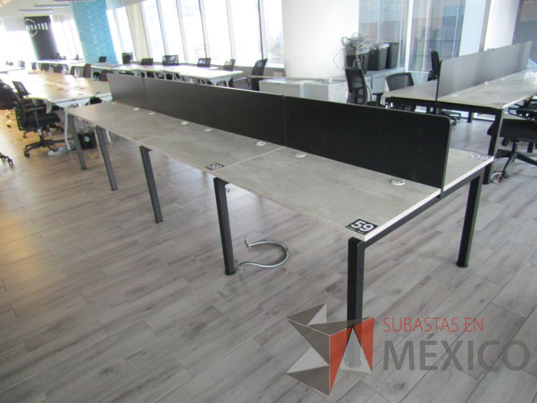 Lote 059 - Estación de trabajo para 8 personas con divisiones y orificios para cable - Imagen 10