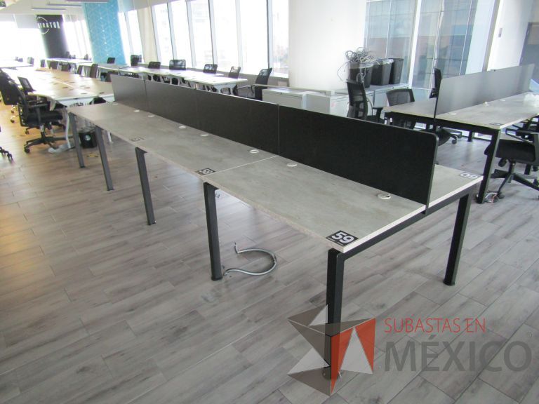 Lote 059 - Estación de trabajo para 8 personas con divisiones y orificios para cable - Imagen 8