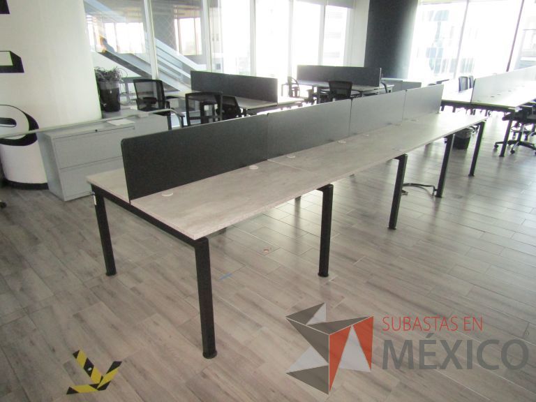 Lote 059 - Estación de trabajo para 8 personas con divisiones y orificios para cable - Imagen 16