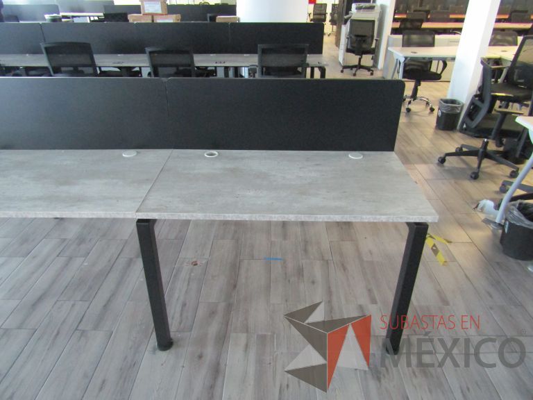 Lote 059 - Estación de trabajo para 8 personas con divisiones y orificios para cable - Imagen 5