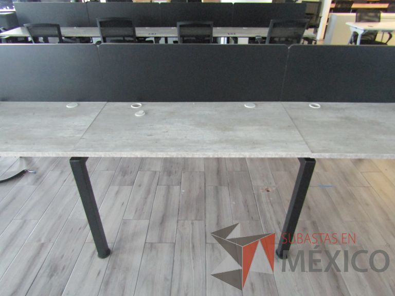 Lote 059 - Estación de trabajo para 8 personas con divisiones y orificios para cable - Imagen 12
