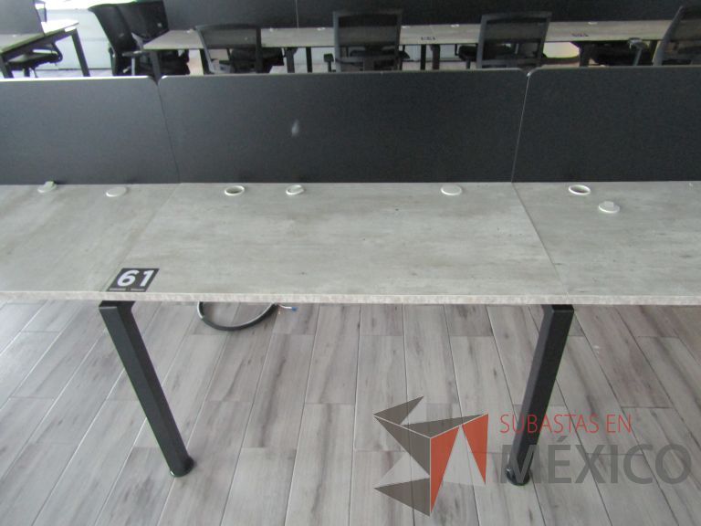 Lote 059 - Estación de trabajo para 8 personas con divisiones y orificios para cable - Imagen 13
