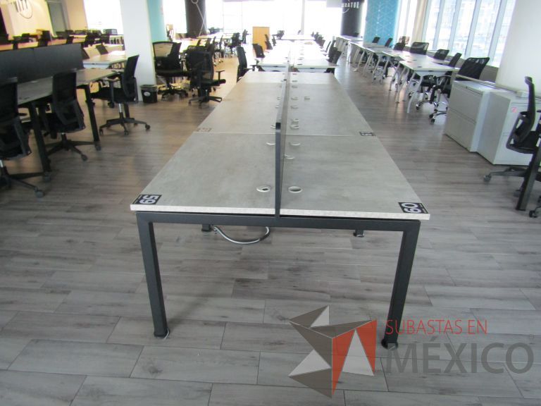 Lote 059 - Estación de trabajo para 8 personas con divisiones y orificios para cable - Imagen 4
