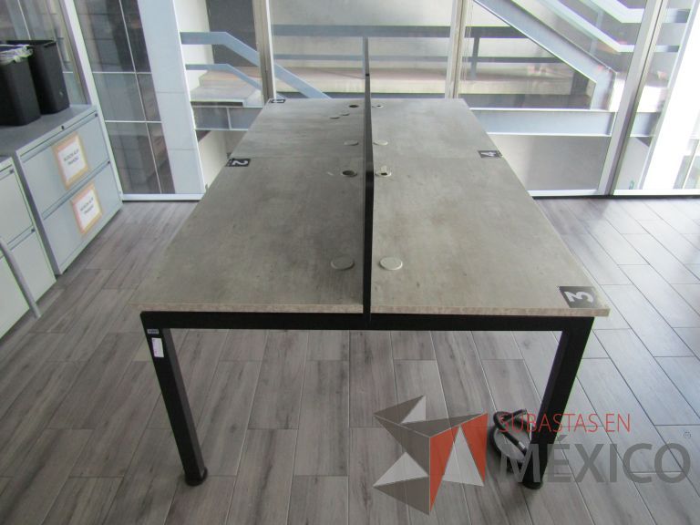 Lote 001 - Mesa de trabajo para 4 personas con divisiones y orificios para cable - Imagen 2