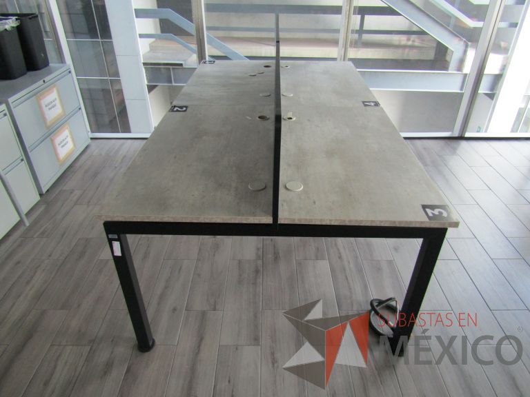 Lote 001 - Mesa de trabajo para 4 personas con divisiones y orificios para cable - Imagen 9