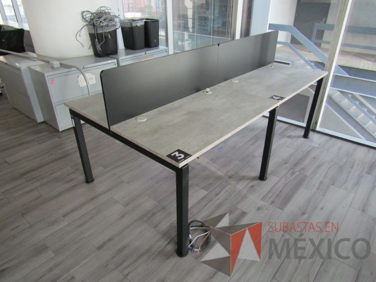 Lote 001 - Mesa de trabajo para 4 personas con divisiones y orificios para cable