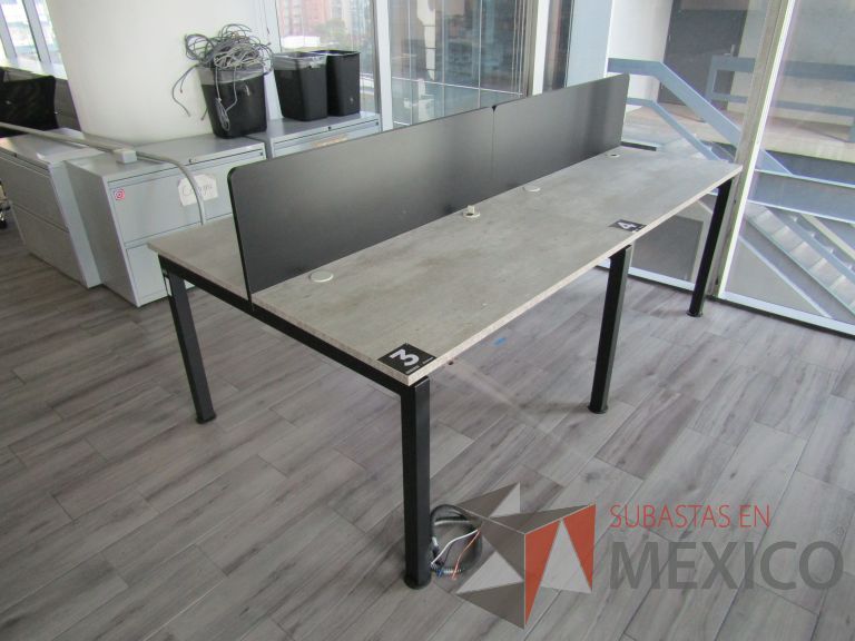 Lote 001 - Mesa de trabajo para 4 personas con divisiones y orificios para cable - Imagen 3