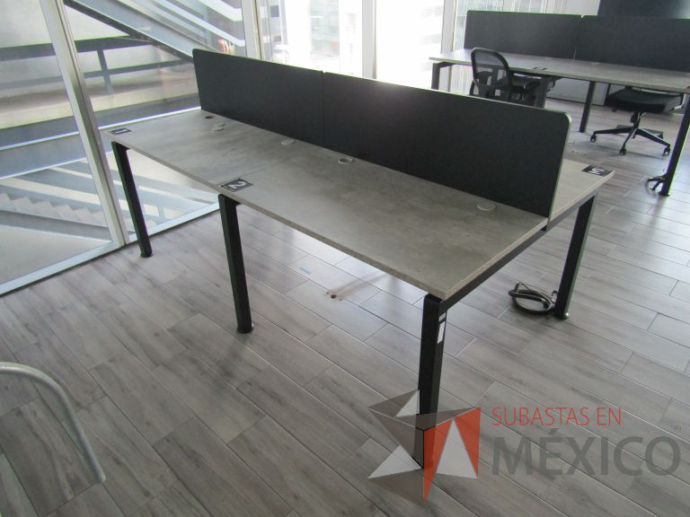 Lote 001 - Mesa de trabajo para 4 personas con divisiones y orificios para cable - Imagen 4