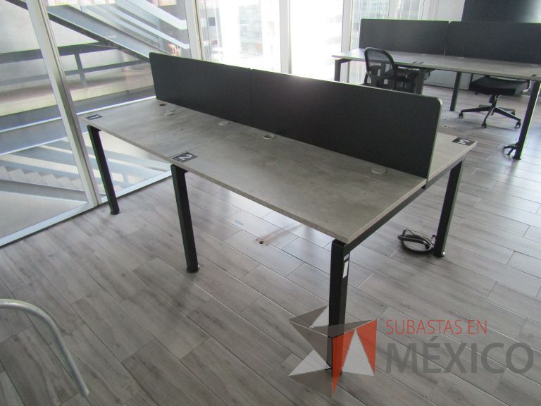 Lote 001 - Mesa de trabajo para 4 personas con divisiones y orificios para cable - Imagen 16