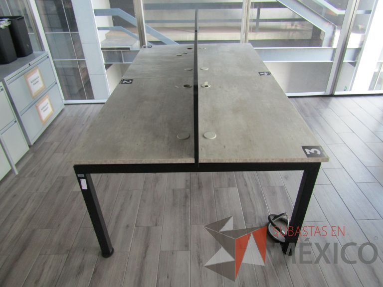 Lote 001 - Mesa de trabajo para 4 personas con divisiones y orificios para cable - Imagen 14