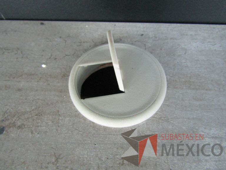 Lote 001 - Mesa de trabajo para 4 personas con divisiones y orificios para cable - Imagen 15