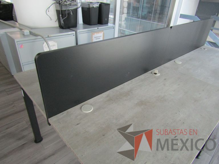Lote 001 - Mesa de trabajo para 4 personas con divisiones y orificios para cable - Imagen 13