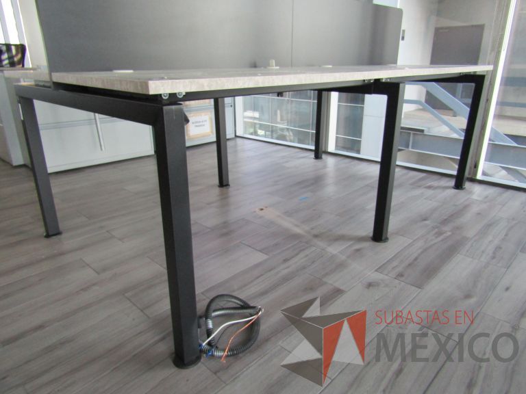 Lote 001 - Mesa de trabajo para 4 personas con divisiones y orificios para cable - Imagen 5