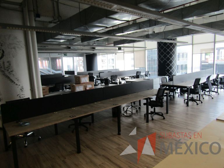 Lote 001 - Mesa de trabajo para 4 personas con divisiones y orificios para cable - Imagen 6