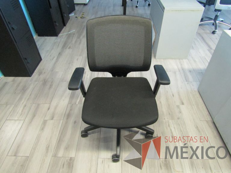 Lote 057 - 2 Sillas ejecutivas color negro con ruedas, descansabrazos, respaldo en malla y asiento en tela color negro - Imagen 7
