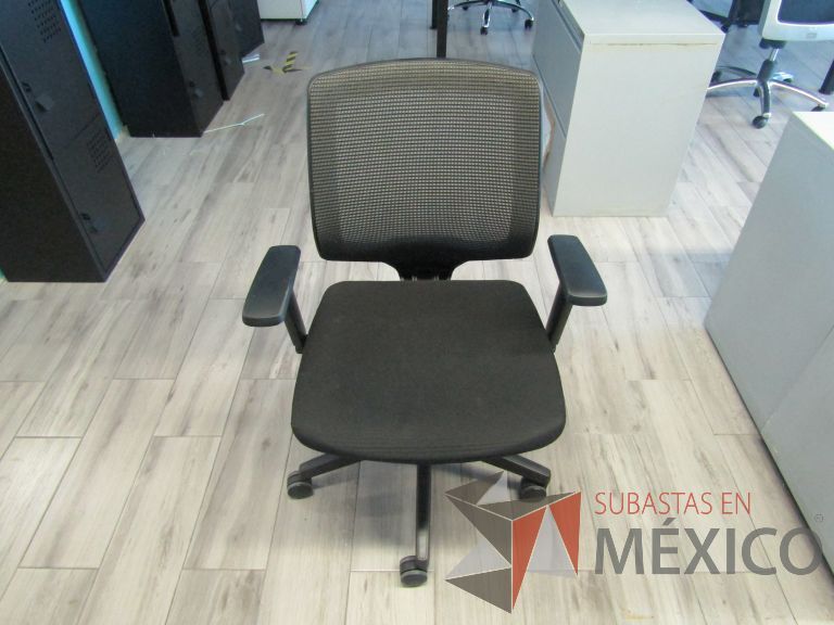 Lote 057 - 2 Sillas ejecutivas color negro con ruedas, descansabrazos, respaldo en malla y asiento en tela color negro