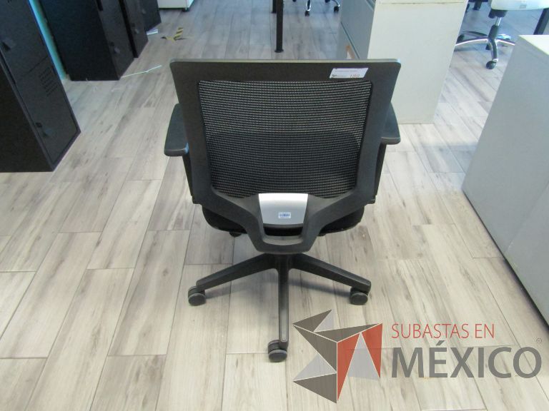 Lote 057 - 2 Sillas ejecutivas color negro con ruedas, descansabrazos, respaldo en malla y asiento en tela color negro - Imagen 4