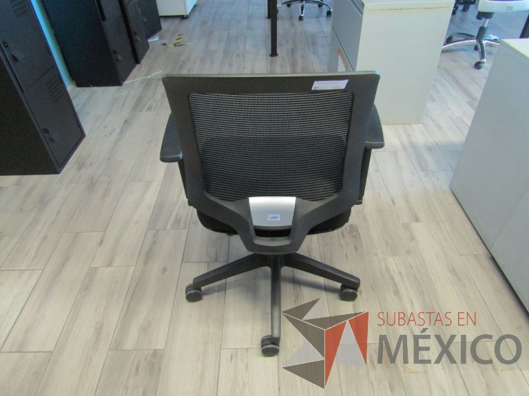 Lote 057 - 2 Sillas ejecutivas color negro con ruedas, descansabrazos, respaldo en malla y asiento en tela color negro - Imagen 3