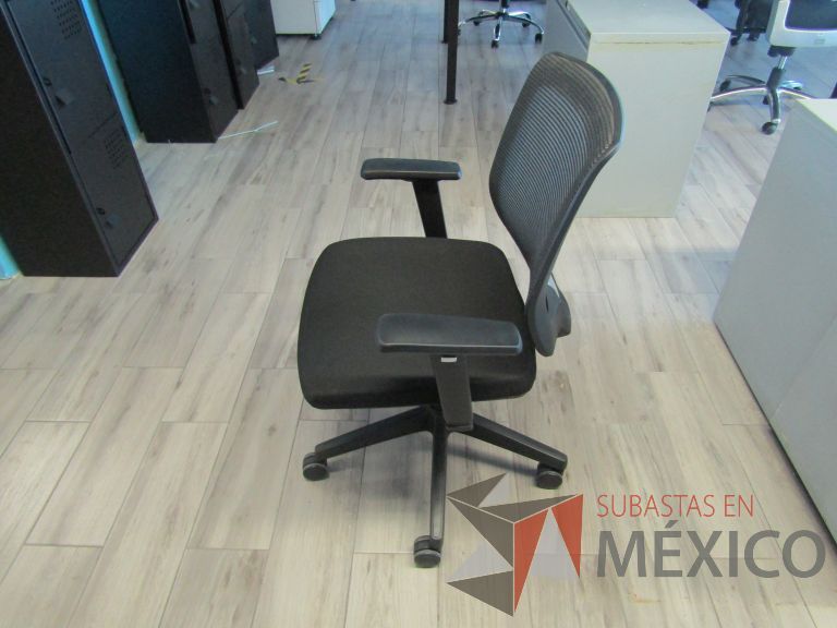 Lote 057 - 2 Sillas ejecutivas color negro con ruedas, descansabrazos, respaldo en malla y asiento en tela color negro - Imagen 5
