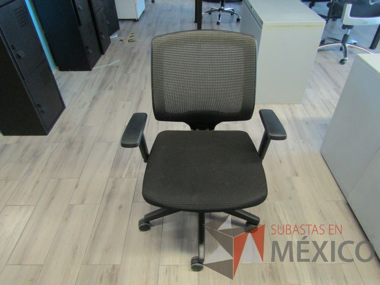 Lote 057 - 2 Sillas ejecutivas color negro con ruedas, descansabrazos, respaldo en malla y asiento en tela color negro - Imagen 6