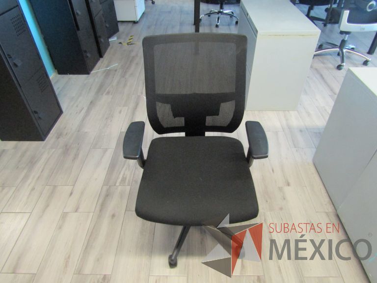 Lote 425 - 5 Sillas ejecutivas con ruedas, descansabrazos, respaldo en malla y asiento en tela color negro