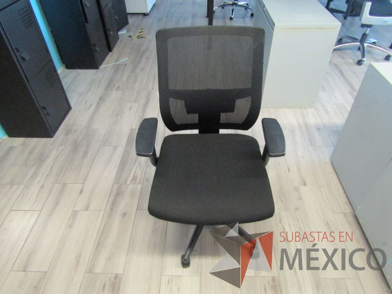 Lote 425 - 5 Sillas ejecutivas con ruedas, descansabrazos, respaldo en malla y asiento en tela color negro - Imagen 7