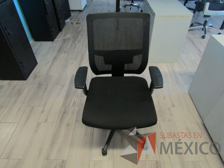 Lote 425 - 5 Sillas ejecutivas con ruedas, descansabrazos, respaldo en malla y asiento en tela color negro - Imagen 6