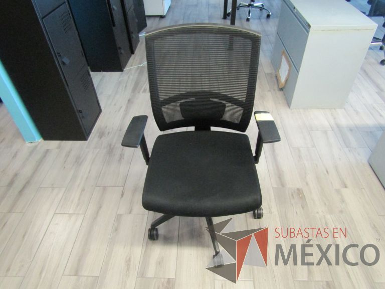 Lote 427 - 5 Sillas ejecutivas con ruedas, descansabrazos, respaldo en malla y asiento en tela color negro