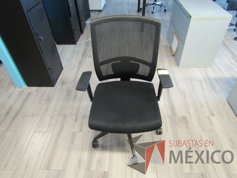 Lote 427 - 5 Sillas ejecutivas con ruedas, descansabrazos, respaldo en malla y asiento en tela color negro - Imagen 2