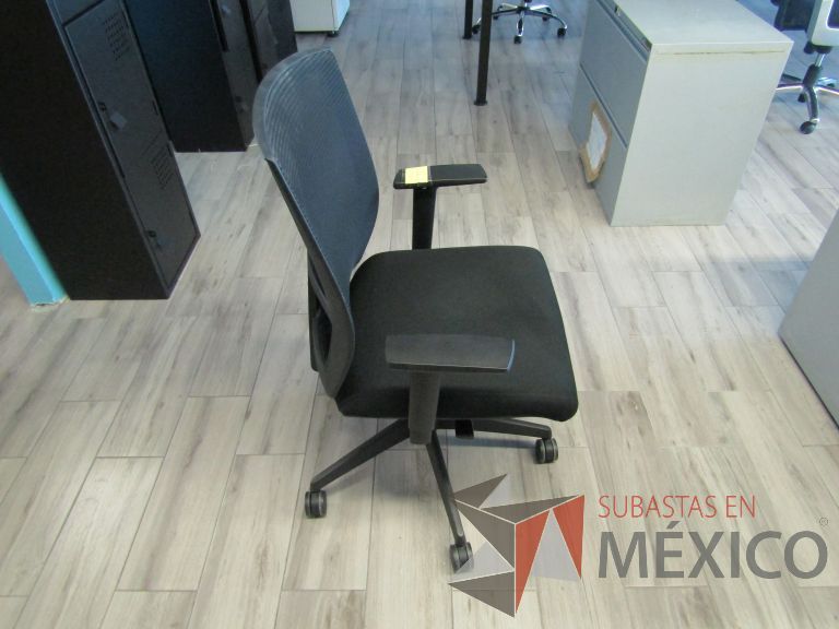 Lote 427 - 5 Sillas ejecutivas con ruedas, descansabrazos, respaldo en malla y asiento en tela color negro - Imagen 3