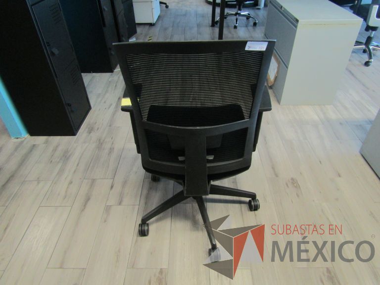 Lote 032 - 5 Sillas ejecutivas con ruedas, descansabrazos, respaldo en malla y asiento en tela color negro - Imagen 4