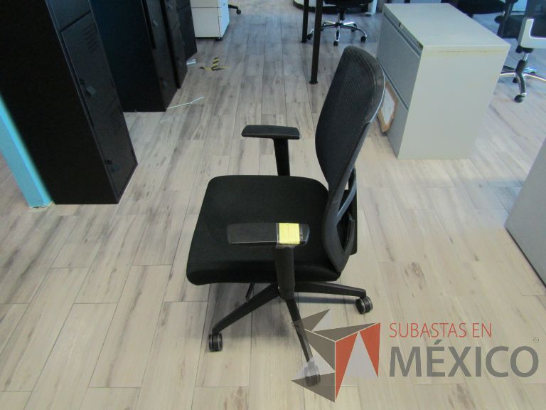 Lote 427 - 5 Sillas ejecutivas con ruedas, descansabrazos, respaldo en malla y asiento en tela color negro - Imagen 5