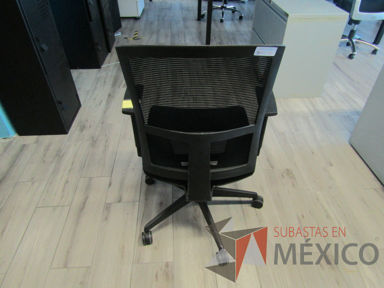 Lote 427 - 5 Sillas ejecutivas con ruedas, descansabrazos, respaldo en malla y asiento en tela color negro - Imagen 6