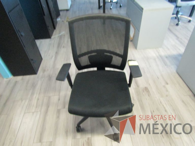 Lote 427 - 5 Sillas ejecutivas con ruedas, descansabrazos, respaldo en malla y asiento en tela color negro - Imagen 7