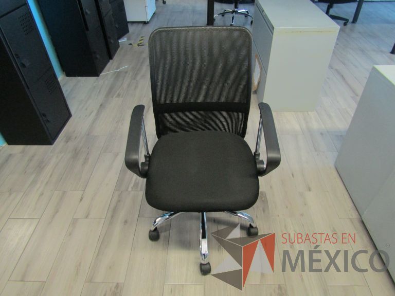 Lote 454 - 5 Sillas ejecutivas con ruedas