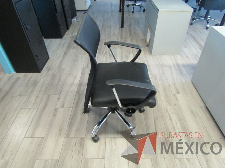 Lote 439 - 5 Sillas ejecutivas con ruedas, descansabrazos, respaldo en malla y asiento tipo color negro - Imagen 3