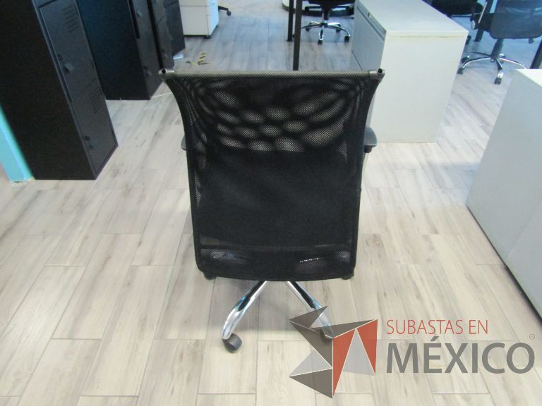 Lote 439 - 5 Sillas ejecutivas con ruedas, descansabrazos, respaldo en malla y asiento tipo color negro - Imagen 4