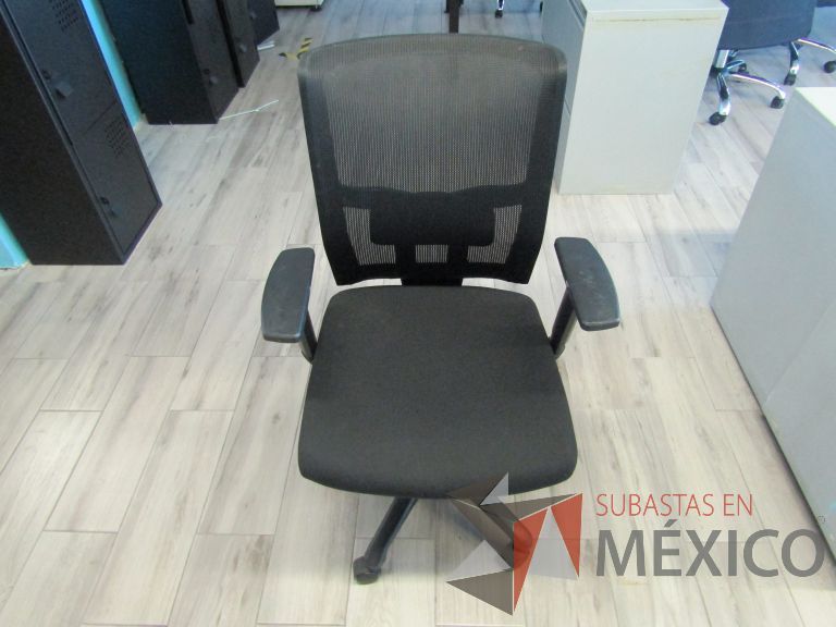 Lote 442 - 3 Sillas ejecutivas con ruedas, descansabrazos, respaldo en malla y asiento en tela color negro